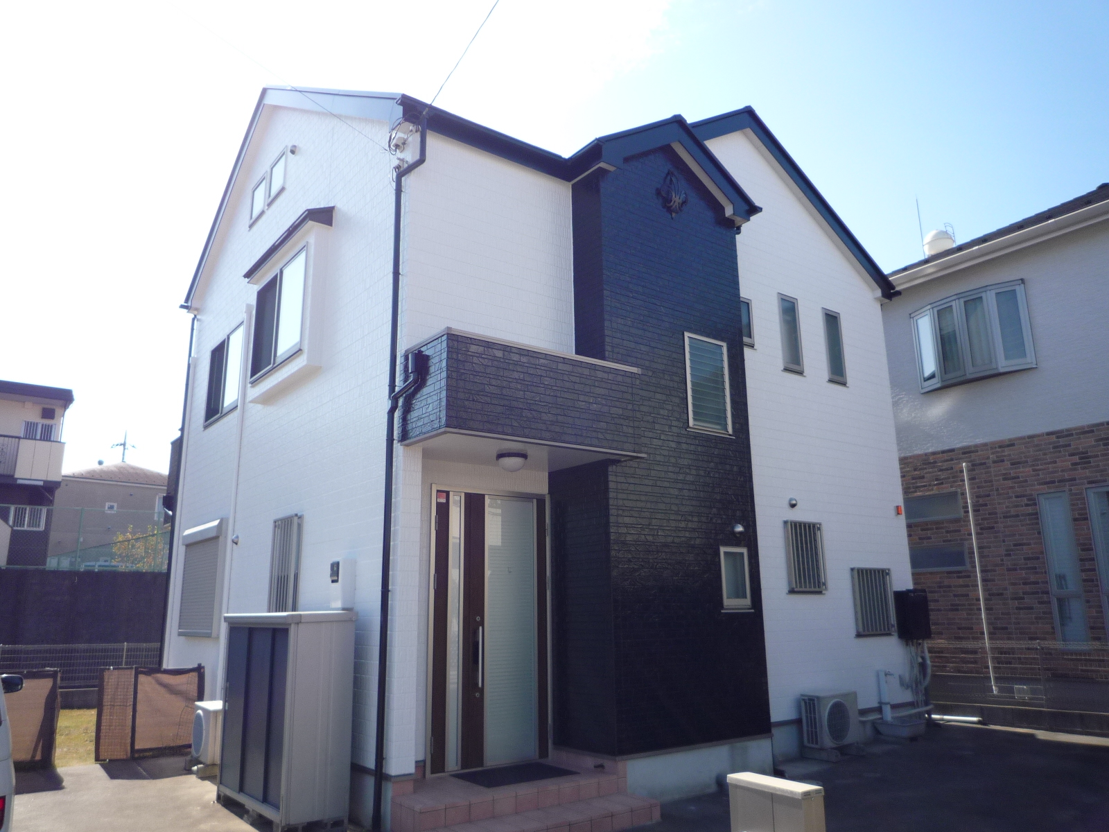 見よ！ブラック＆ホワイトの縦割りツートンの外壁・屋根塗装。 - 新座 